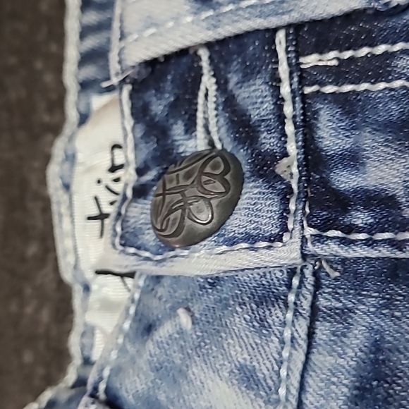 BUCKLE DAYTRIP CAPRICORN STUD EMBROIDERED ACID WASH RAW DENIM JEAN SHORTS - Picture 5 of 15